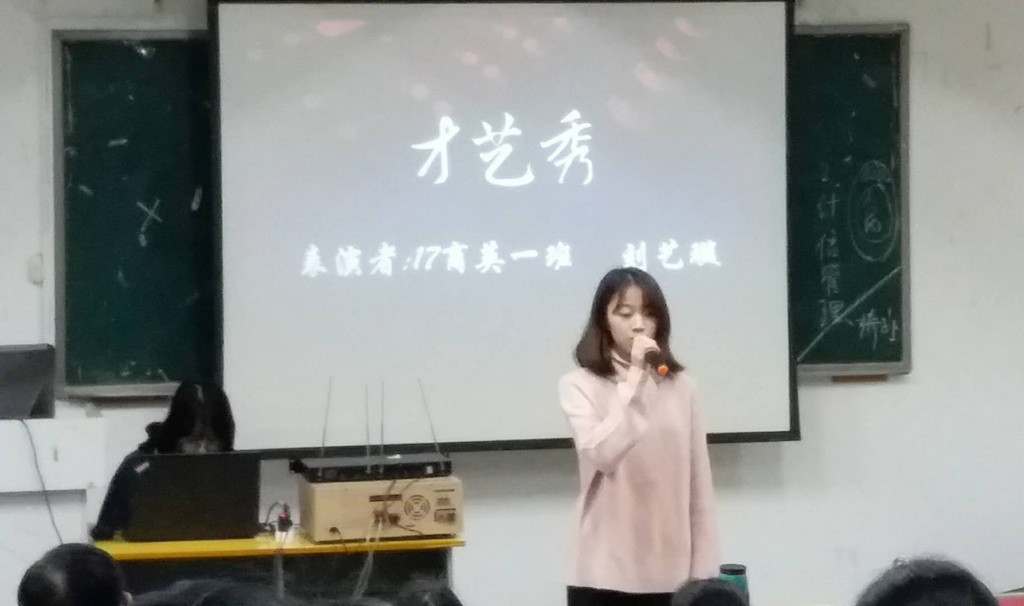 比赛中场的才艺表演